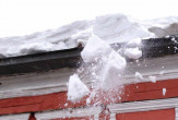 Взыскание ущерба при падении снега и льда с крыши в Перми